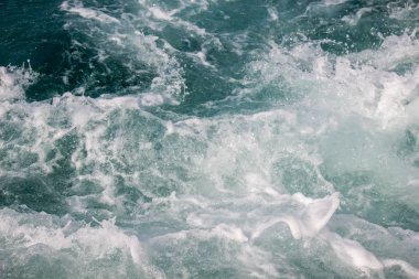 Su yüzeyi köpüklü ve köpüklü bir arka plan olarak