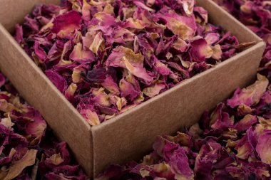 Kutuda kurumuş gül yaprakları ve arka plan olarak