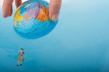 Figürler suda yüzen ile küçük Küre