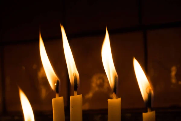 Queimar Velas Com Luz Vela Escuro — Fotografia de Stock