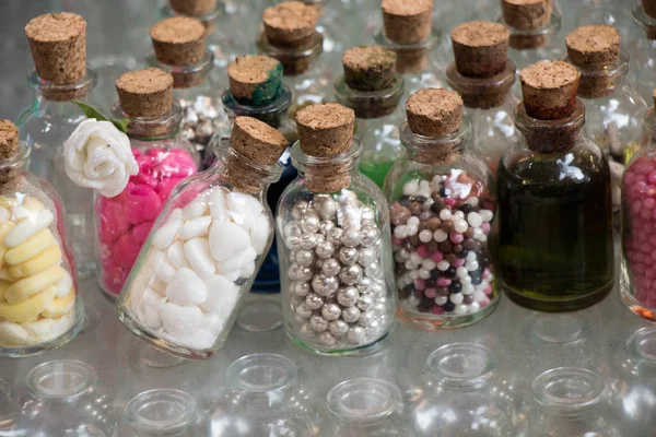 Набор Пустых Маленьких Прозрачных Бутылок Наполненных Бусами — стоковое фото