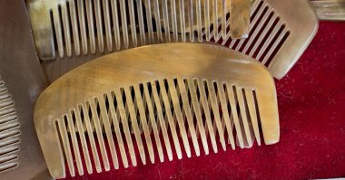 Yepyeni el yapımı boynuz tarak seti.