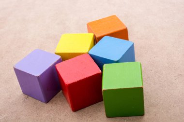 Kahverengi arkaplanda renkli yapı taşları