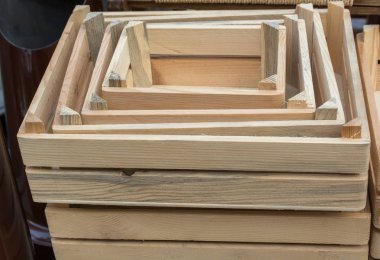 Markette satılık ahşap sandık.