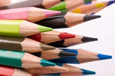 çeşitli renk beyaz bir arka plan üzerinde renkli kalemler