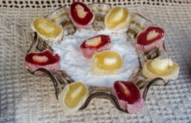 Metal bir tepsiye yerleştirilmiş lezzetli Türk lokumu