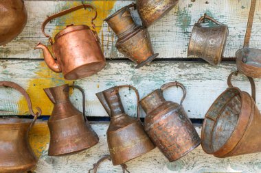 Antika pazarında oryantal tarzı antik metal testi