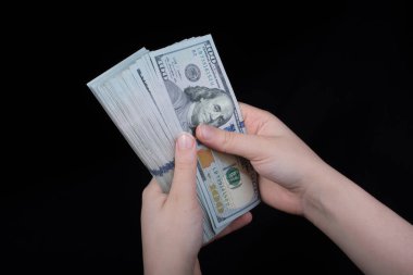 Beyaz arka planda el ele tutuşan Amerikan doları banknotları