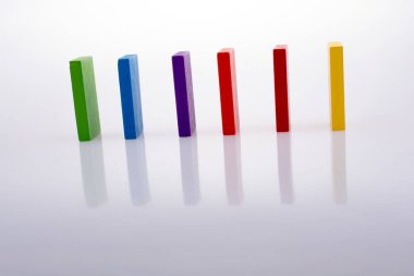 Beyaz arkaplanda renkli Domino Blokları