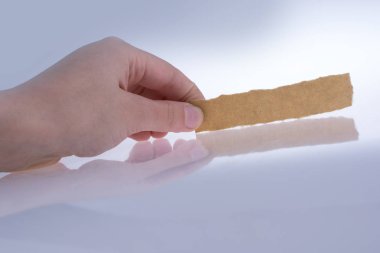 Beyaz arka planda yırtık kağıt parçası