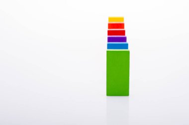 Beyaz arkaplanda renkli Domino Blokları