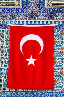 Türk ulusal bayrağı açık havada bir direğe asılı