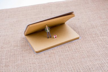 Tuvalin üzerinde bir not defterinde figür ve aşk küpü