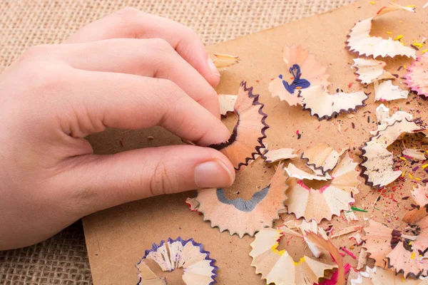 Einige Bunte Bleistiftspäne Der Hand — Stockfoto