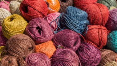 Renkli iplik dizisi ya da ruloları