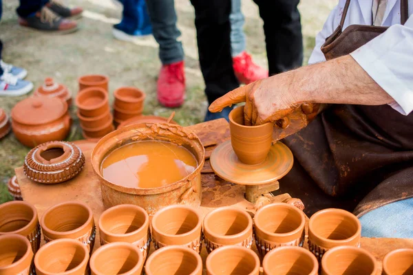 Las Manos Potter Moldeando Arcilla Olla —  Fotos de Stock