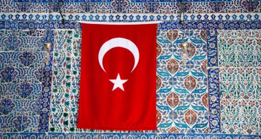 Türk ulusal bayrağı açık havada bir direğe asılı