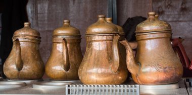 Geleneksel tarzda yapılmış Türk çaydanlıkları