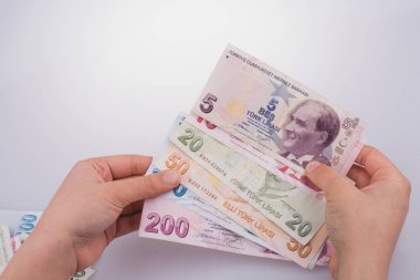 Turksh Lirası banknotlar beyaz arka plan üzerinde tutan el
