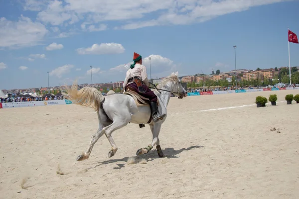 トルコ人男性と馬の民族服の例 — ストック写真
