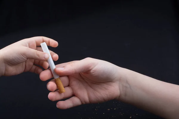 Mano Está Dando Cigarrillo Sobre Fondo Negro — Foto de Stock
