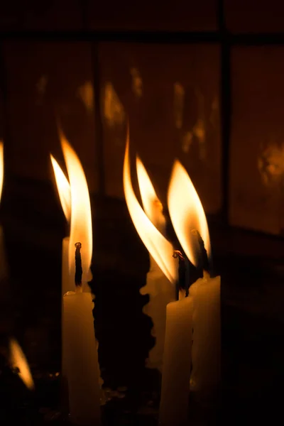Κάψιμο Κεριών Κερί Στο Σκοτάδι — Φωτογραφία Αρχείου