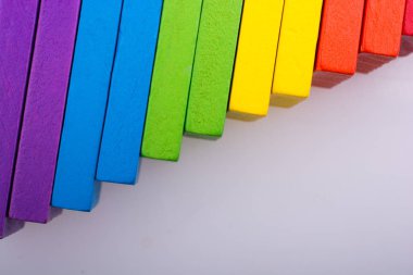 Beyaz arkaplanda renkli Domino Blokları