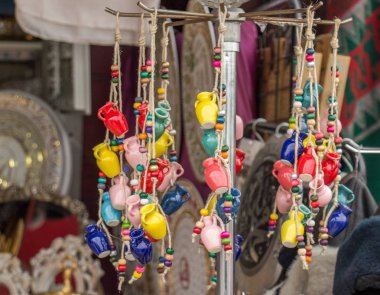 Pazarda satılık geleneksel kil çömlek