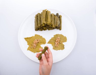 Türk usulü doldurulmuş üzüm yaprakları yapan eller