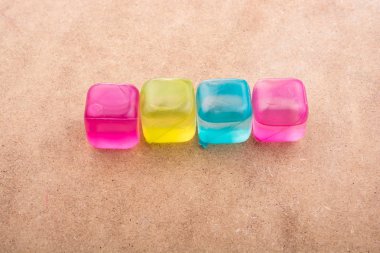 Kahverengi arka planda sahte renkli buz küpleri