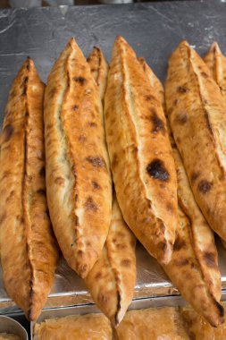 Türk usulü düz ekmek peynir ile kaplı