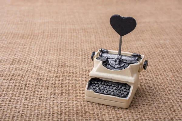 Retro Syled Tiny Schrijfmachine Model Een Doek Achtergrond — Stockfoto