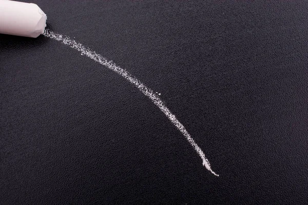 El Beyaz tebeşir ve kara tahta