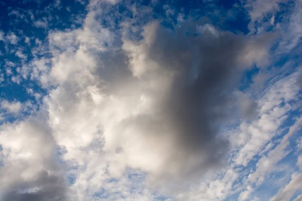 Nuvens escuras e cinzentas encontradas no céu — Fotografia de Stock