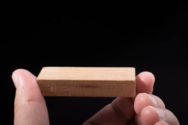 Kesim ahşap el arka planda küçük parça