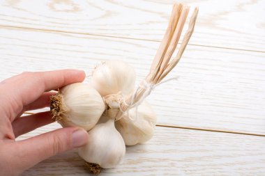 Tahta bir dokuda karanfil sarımsak görünüyor.