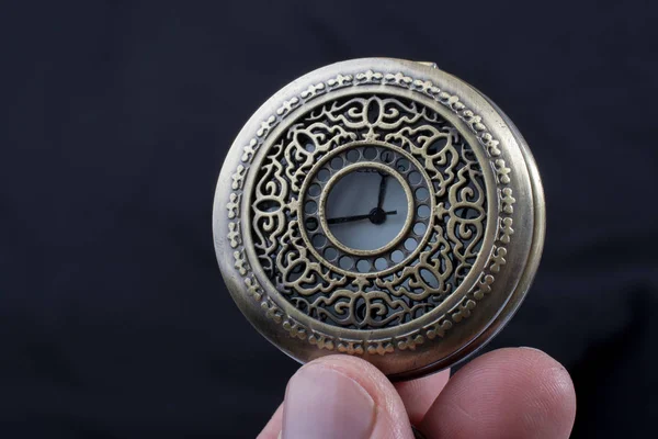 Кишеньковий Годинник Стилі Ретро Руці Чорному Тлі — стокове фото