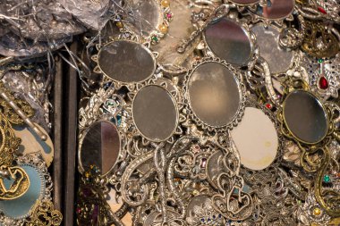 Küçük dekoratif el ayna bir raf kümesi