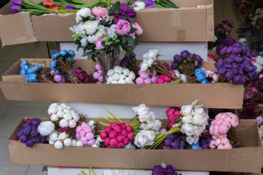 Plastik gerçek olmayan sahte çiçekler Renkli çiçekler