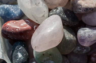 Belli bir tipte doğal mineral değerli taşlar.