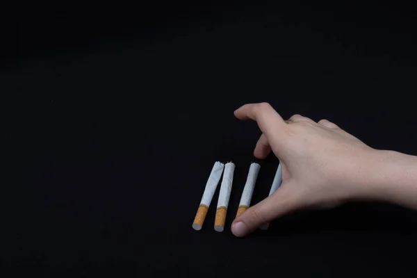 Hand Håller Cigarett Svart Bakgrund — Stockfoto