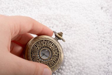 Beyaz arkaplandaki Retro tarzı cep saati