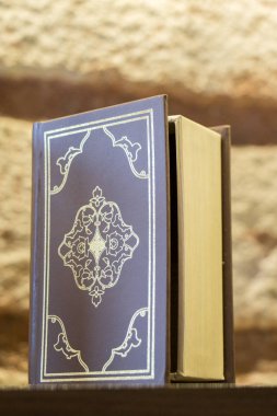 Dekoratif kapaklı bir kitap