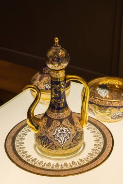 Çok eski stil cam ibrik su kavanoz görünümünde