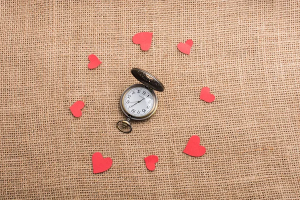 Concepto Amor Con Reloj Bolsillo Corazones Papel Hilos —  Fotos de Stock