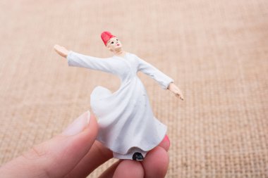 Beyaz renk Sufi derviş heykelcik elinde tutan el