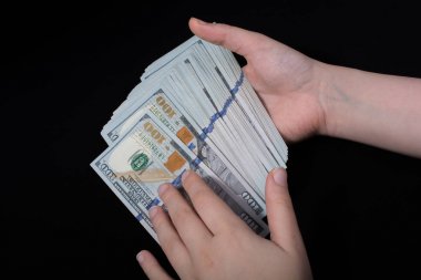 Beyaz arka planda el ele tutuşan Amerikan doları banknotları