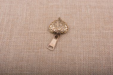 Kalp şeklinde renkli dekoratif nesneler