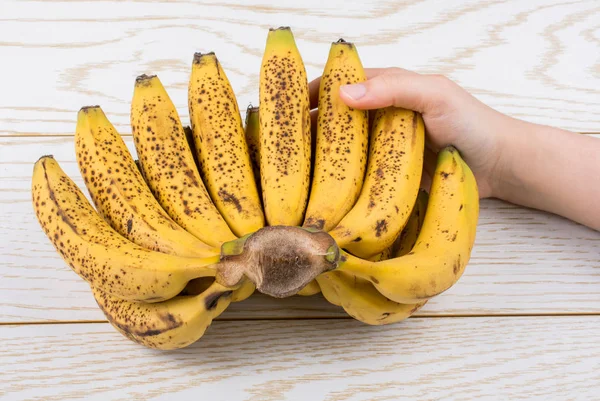 텍스처 주근깨가 바나나 다발을 손으로 — 스톡 사진