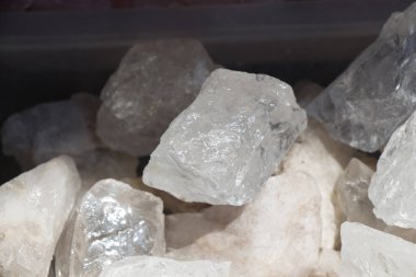 Belli bir tipte doğal mineral değerli taşlar.